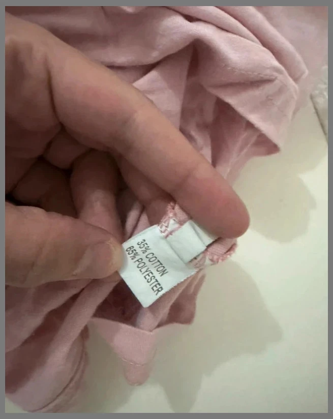 Camiseta rosa pastel con detalles de hombros descubiertos - Motivos de plumas con strass y perlas – photo 7